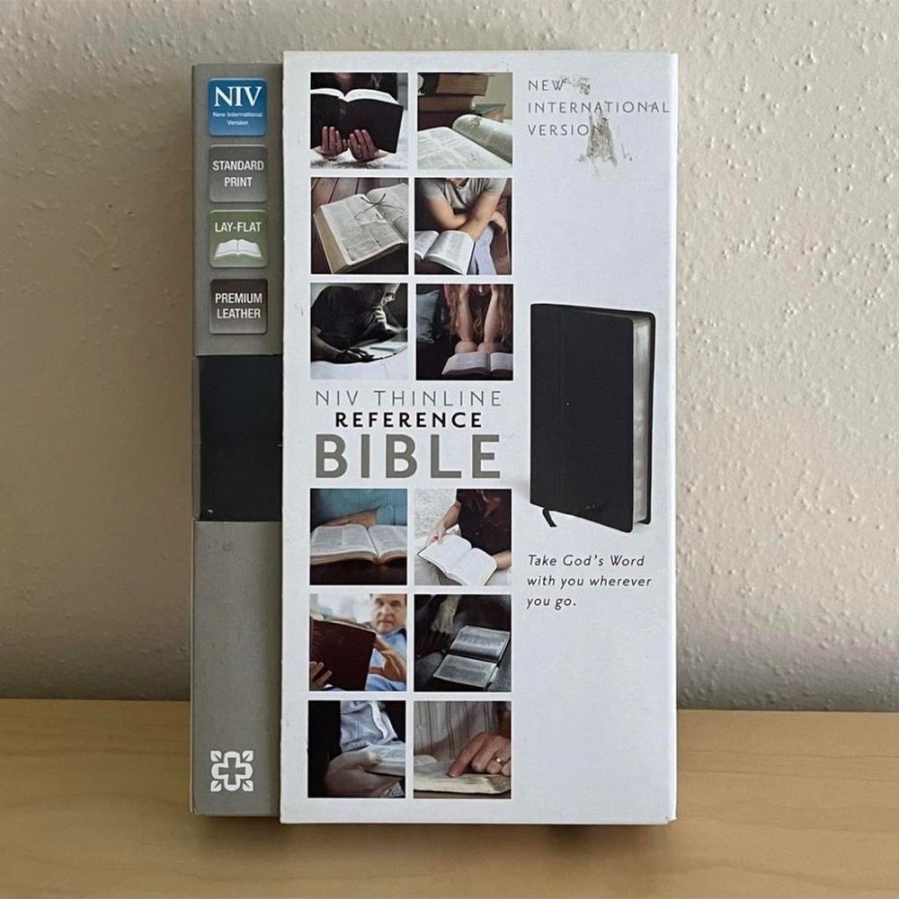 Zondervan NIV Thinline Reference Bible Standard Print Premium Leather Black